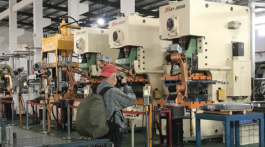 江門市攝影協(xié)會蒞臨金環(huán)電器拍攝交流  用鏡頭見證實力！