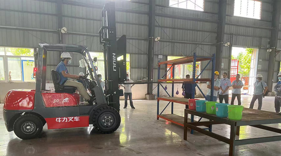 比技能 展風(fēng)采！金環(huán)電器參與鶴城鎮(zhèn)第二屆企業(yè)職工叉車技能競(jìng)賽